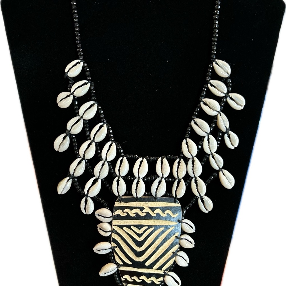Elegant Black and White Shell Necklace